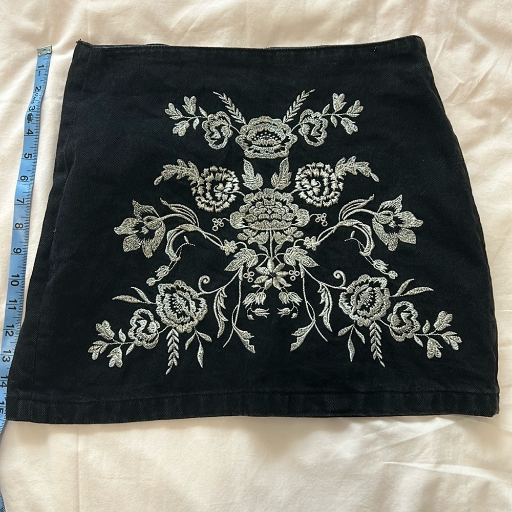 Topshop MOTO embroidered denim skirt